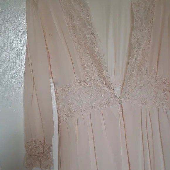 Vintage Michelene Peignoir Robe - Picture 4 of 16